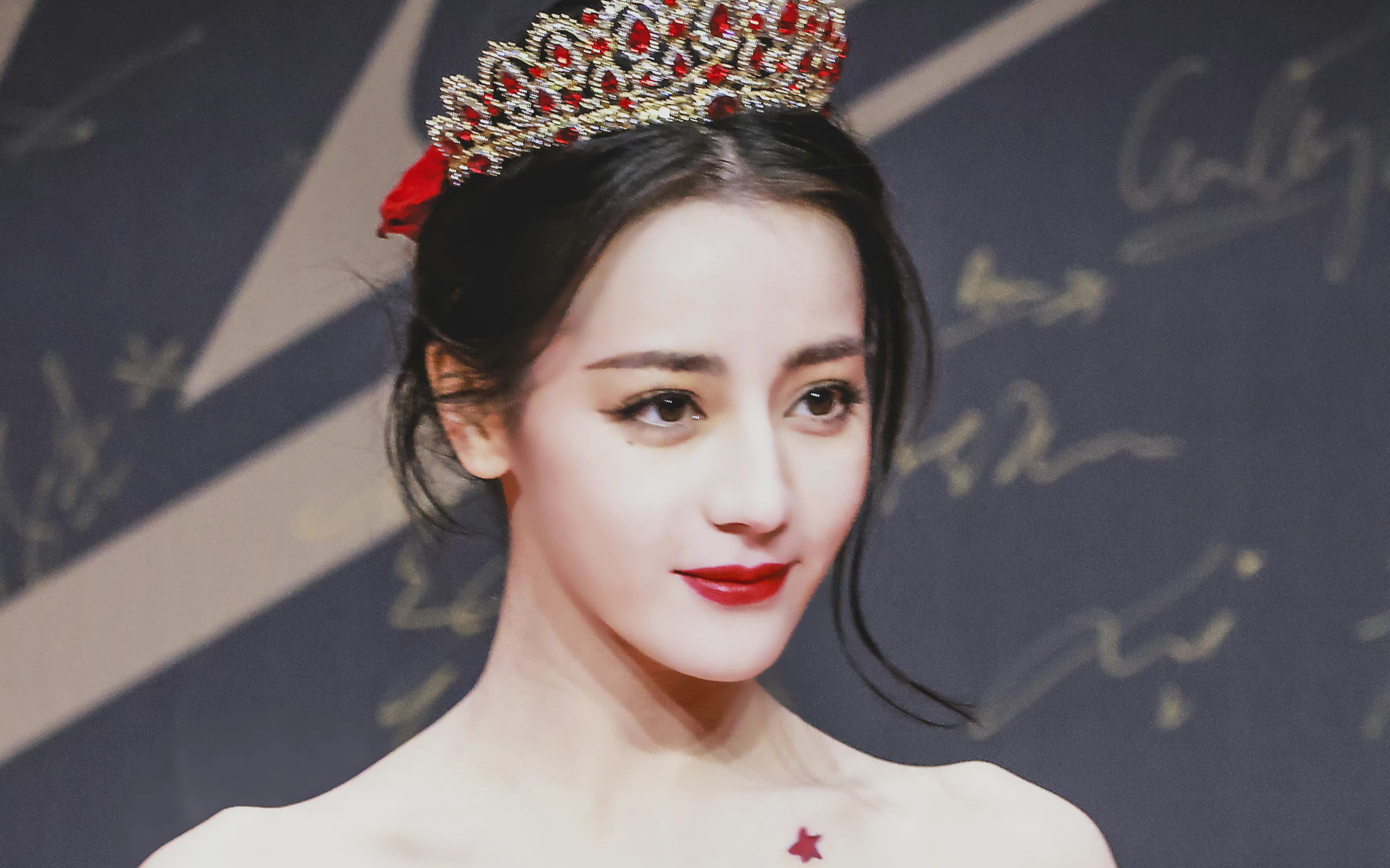 【迪丽热巴】热巴唱起玫瑰花瓣毫无偶像包袱,她真的是张口就来啊