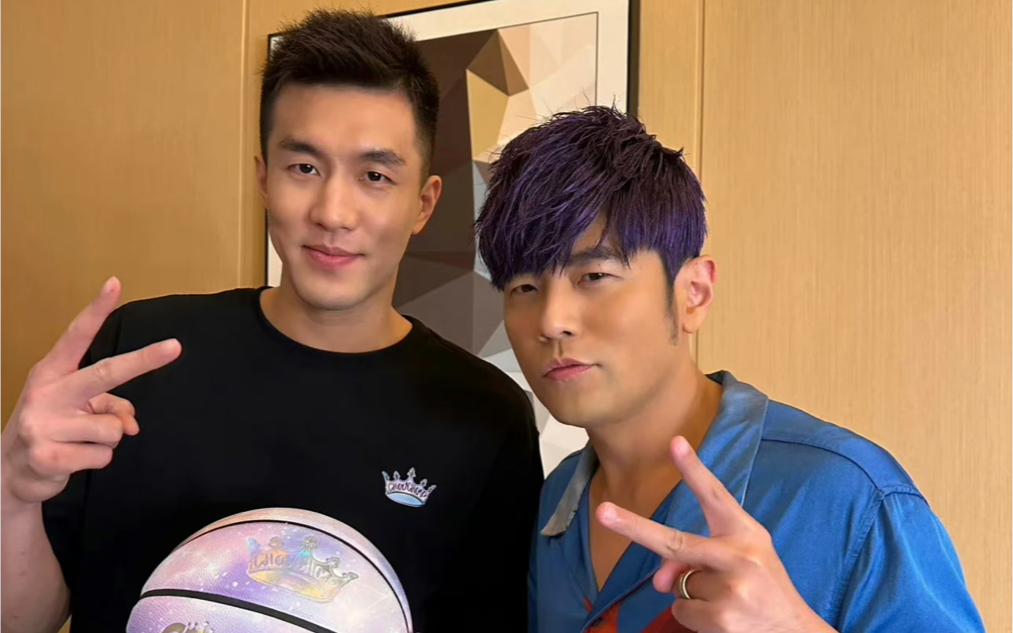 周杰伦晒出和刘畊宏,郭艾伦合照.