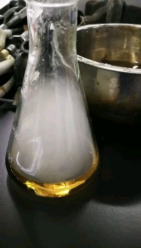 强挥发性的浓盐酸与空气中的水蒸气结合形成