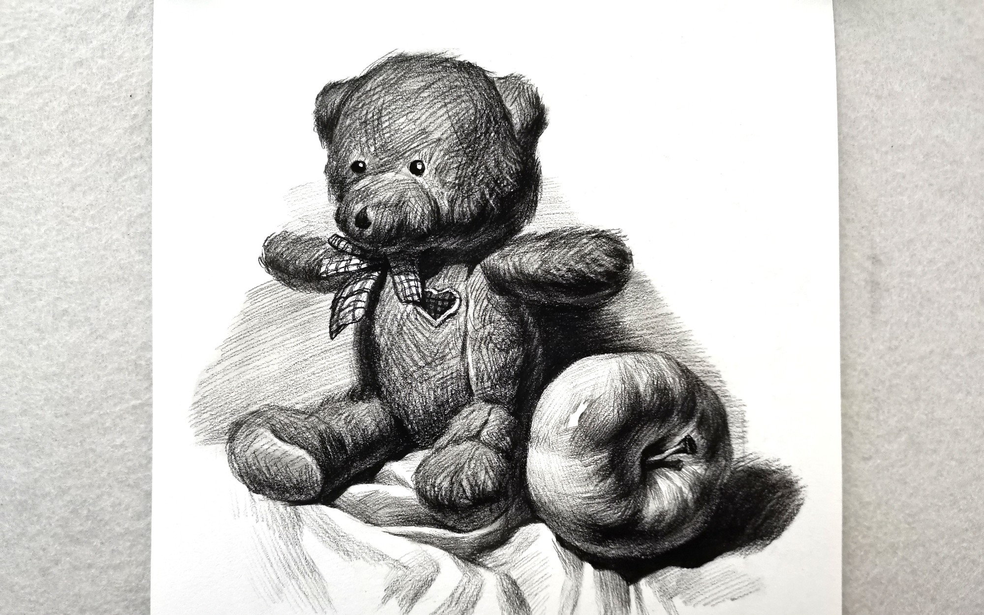 素描《玩具熊与苹果的组合》1-1_哔哩哔哩 (゜-゜)つロ 干杯~-bili