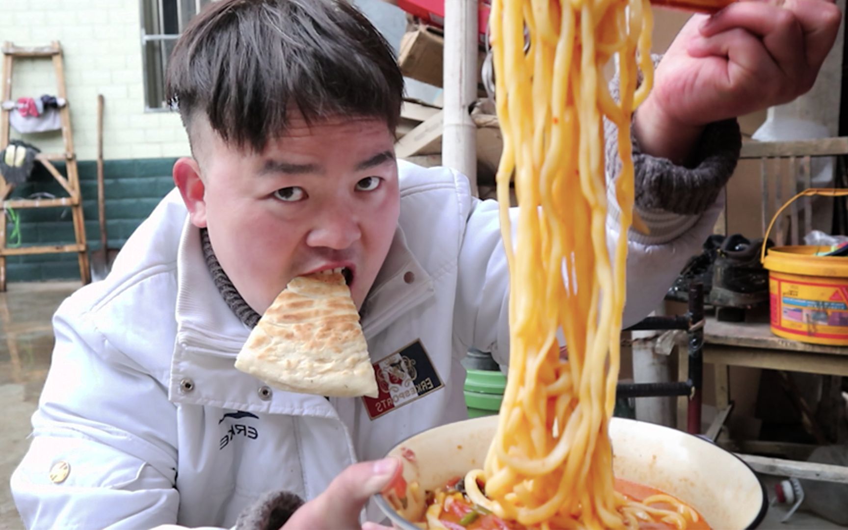 老猫今天做手工拉条子配上一角锅盔馍大口吃面真过瘾