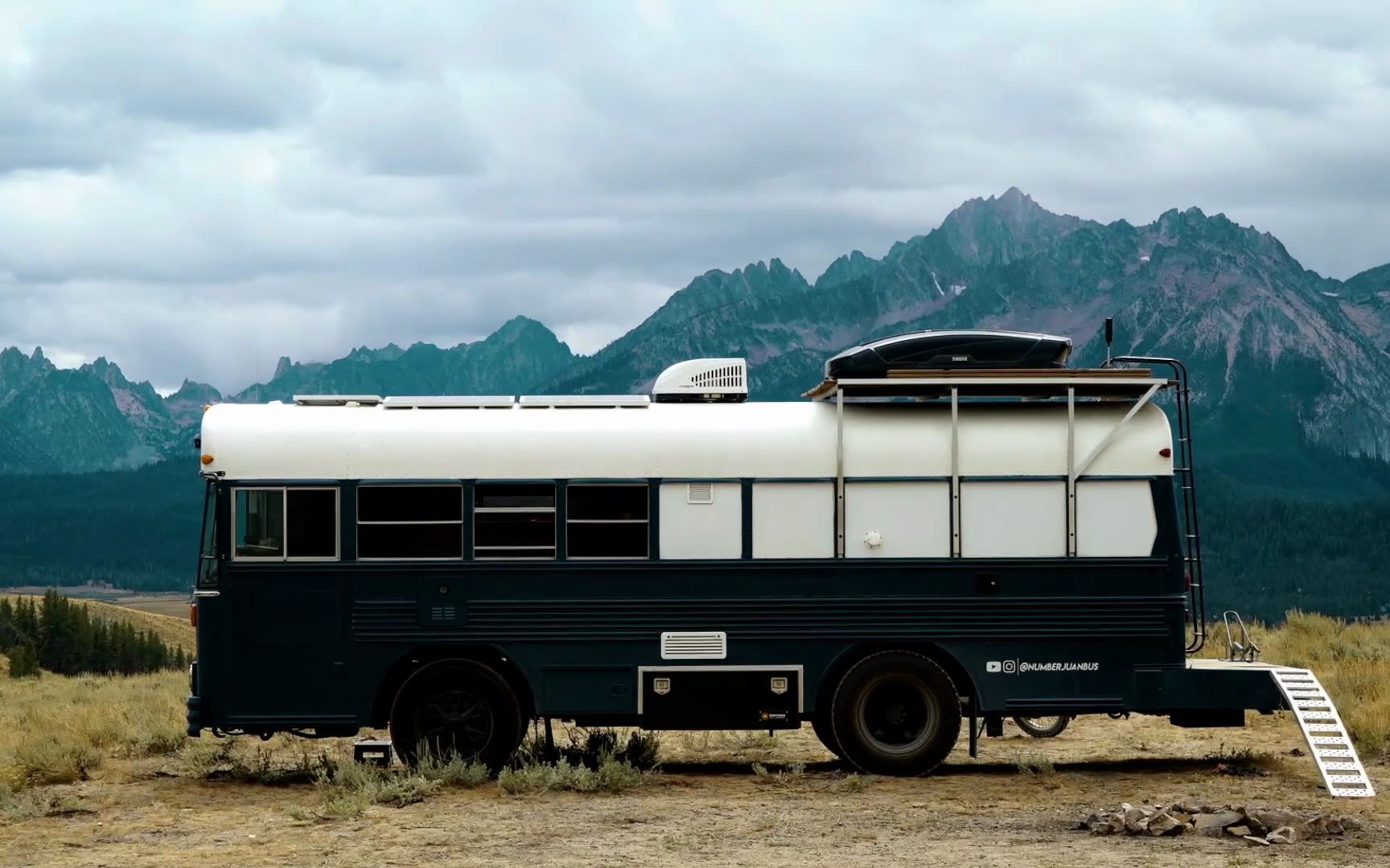 太绝把大巴士改装成房车带着家人一起旅游两年是什么体验