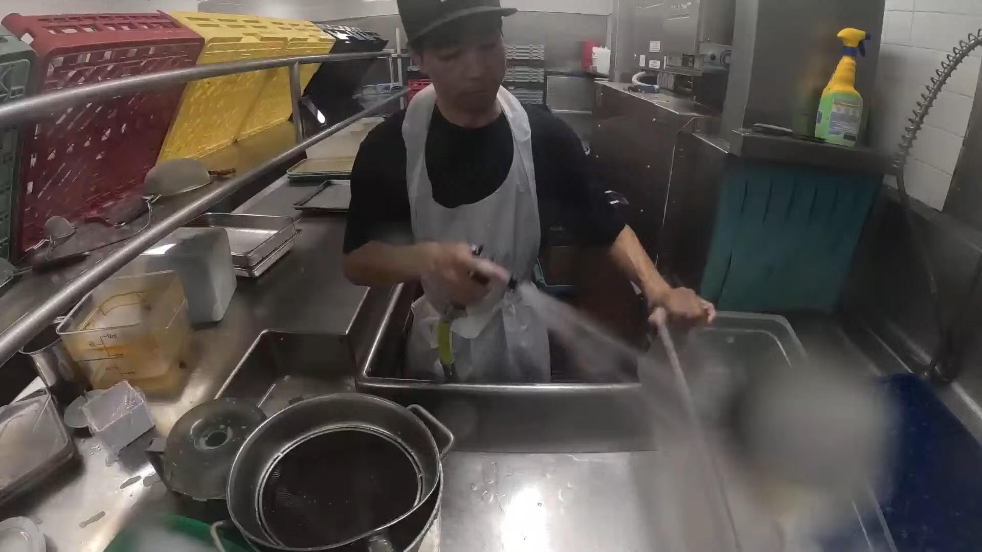 亚裔小哥在餐厅洗碗