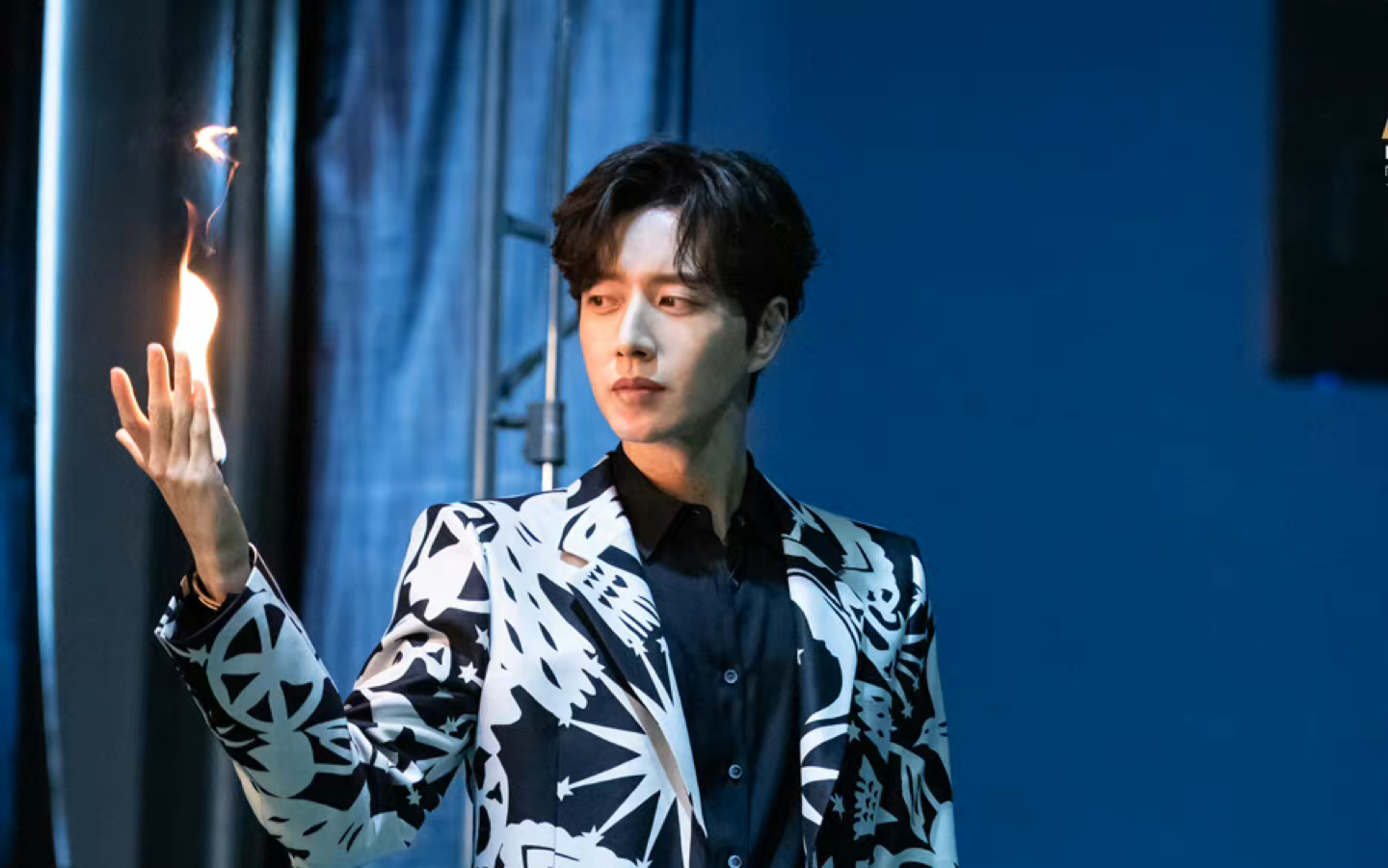 这种高鼻大眼有下颌线的男演员在小韩快绝种了吧