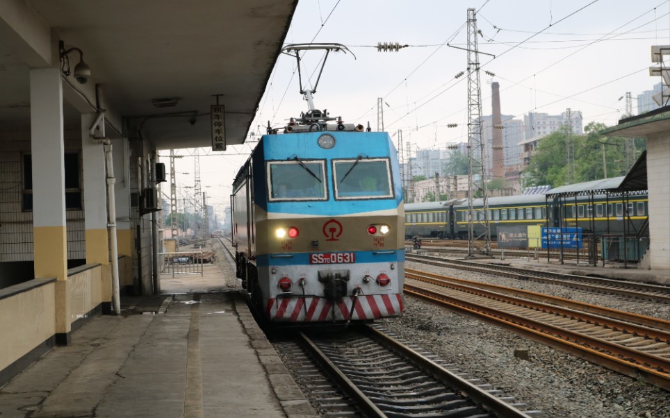 西局西段ss7d0631钢人铁马号在西安站进行k8159挂车作业