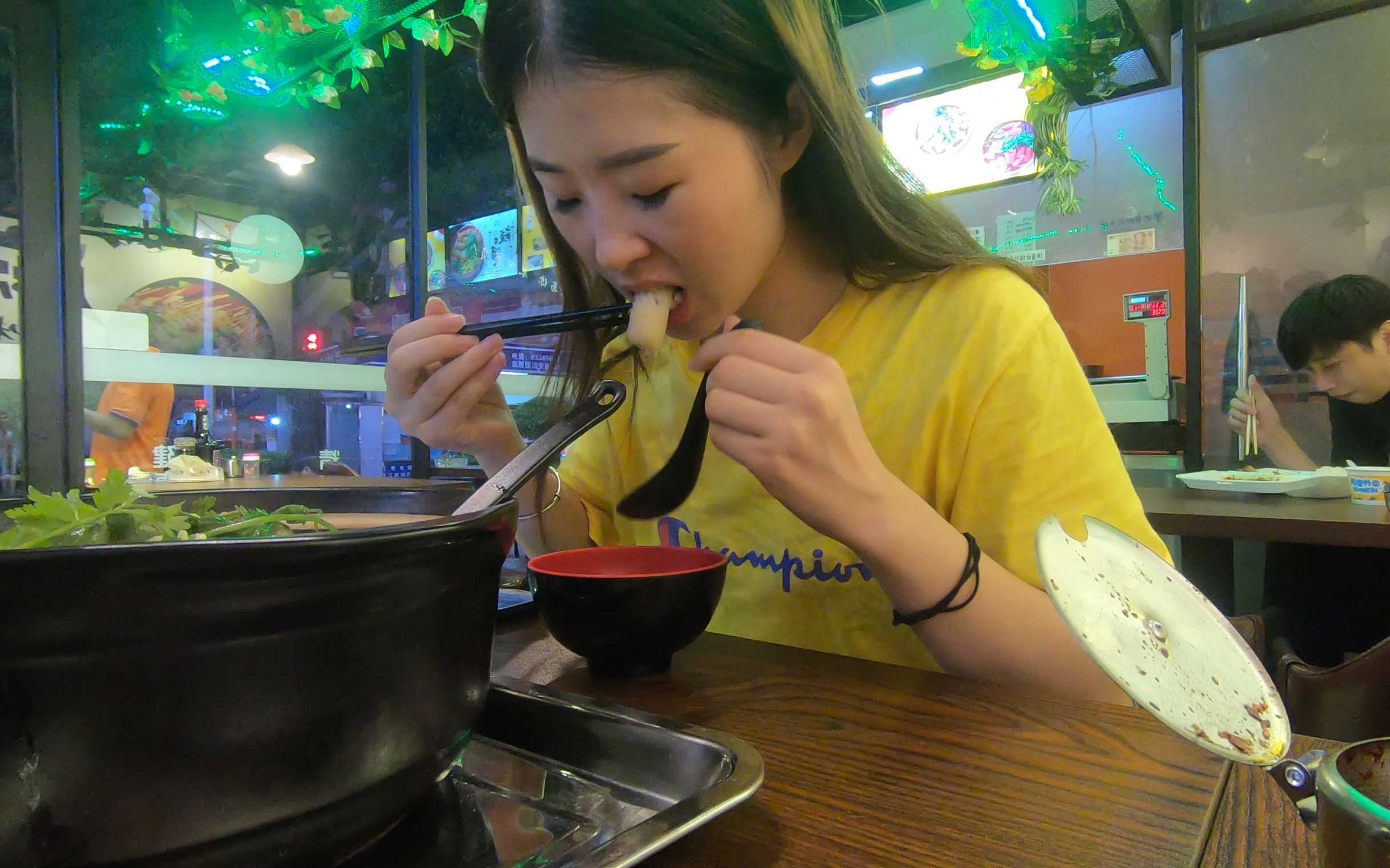 活动  东莞ktv打工妹,休息逛公园,吃麻辣烫,女孩子都好这口?