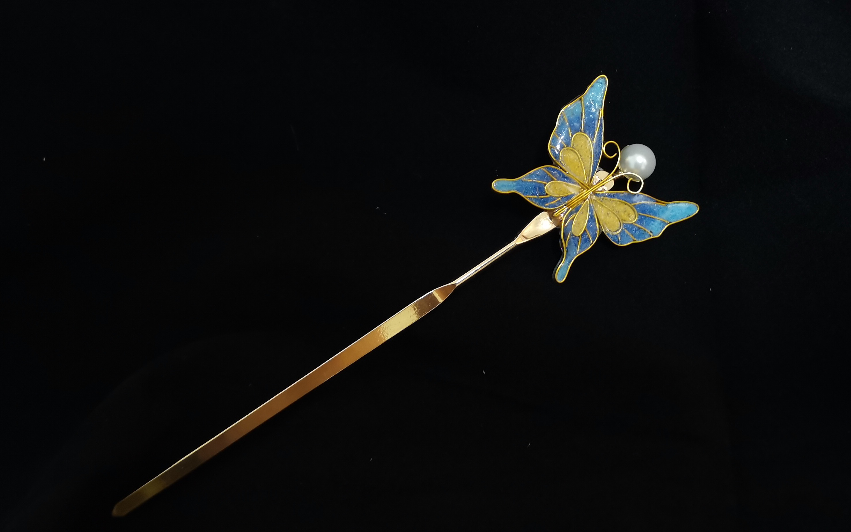 做一只掐丝珐琅的蝴蝶簪,带在心上人的头上