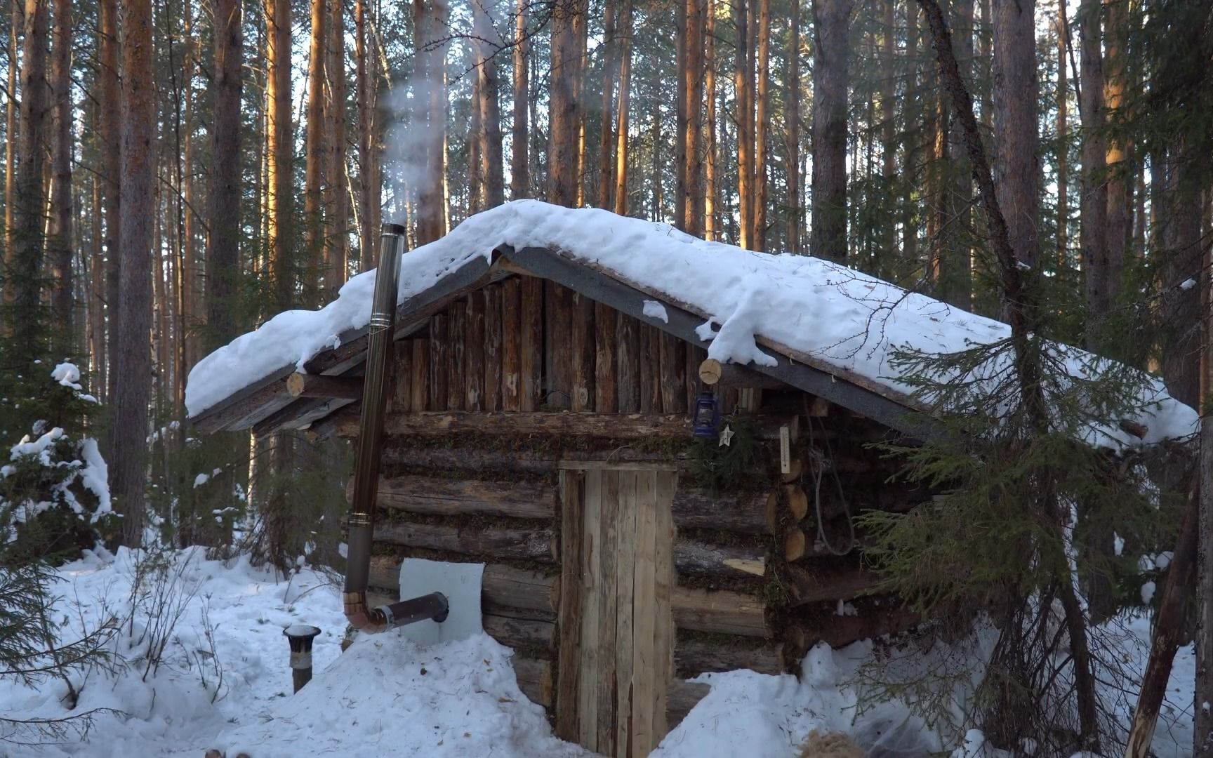 大雪的深山里,传统的木屋最能体现露营人的智慧,温馨木屋制作纯手工的
