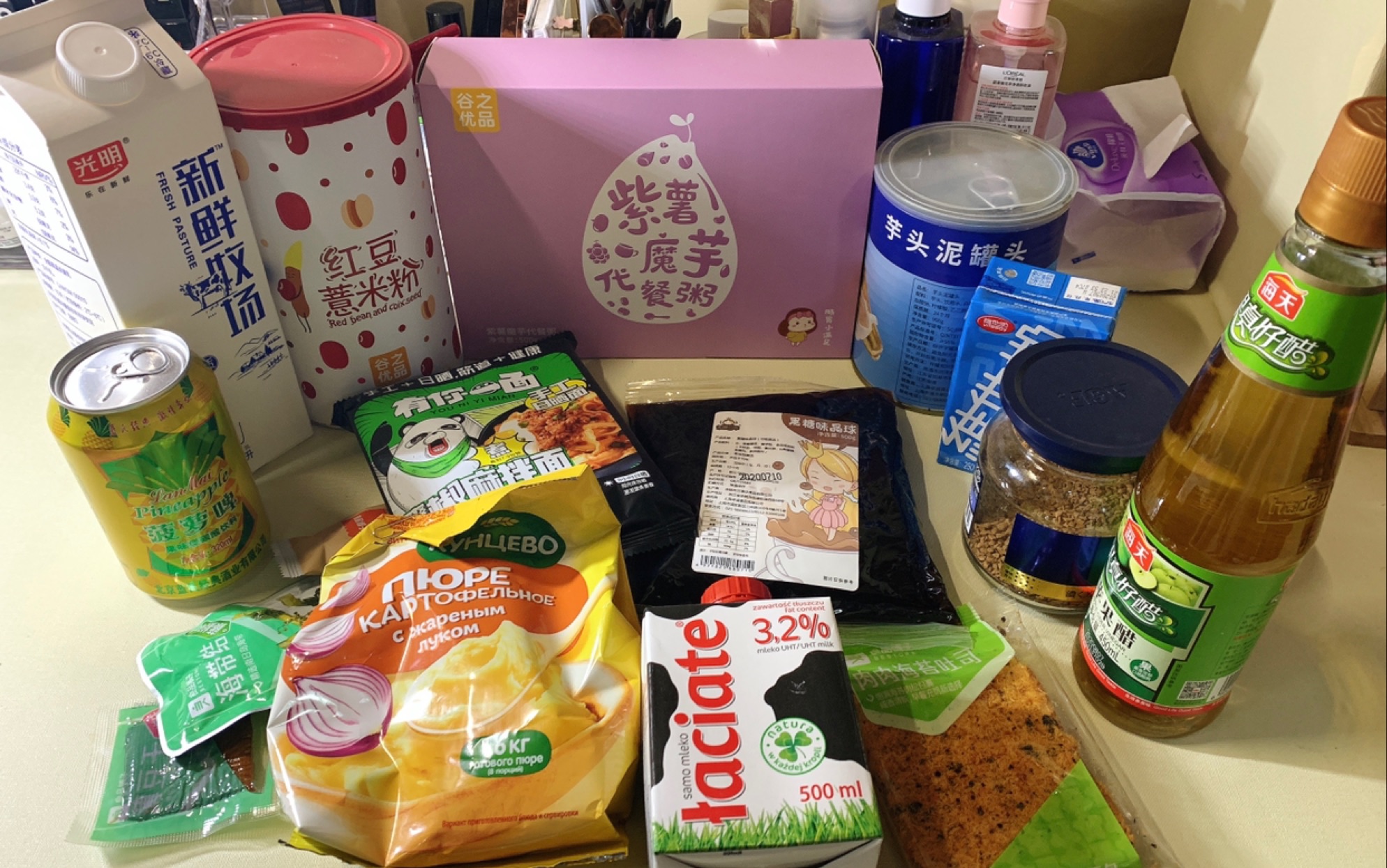 女大学生奇葩宿舍零食分享只有你想不到的宿舍也能自制芋泥奶茶肯德基