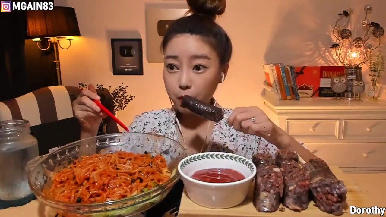 【韩国吃播】dorothy多萝西小姐姐,吃辣冷面面和血肠咀嚼音_哔哩哔哩