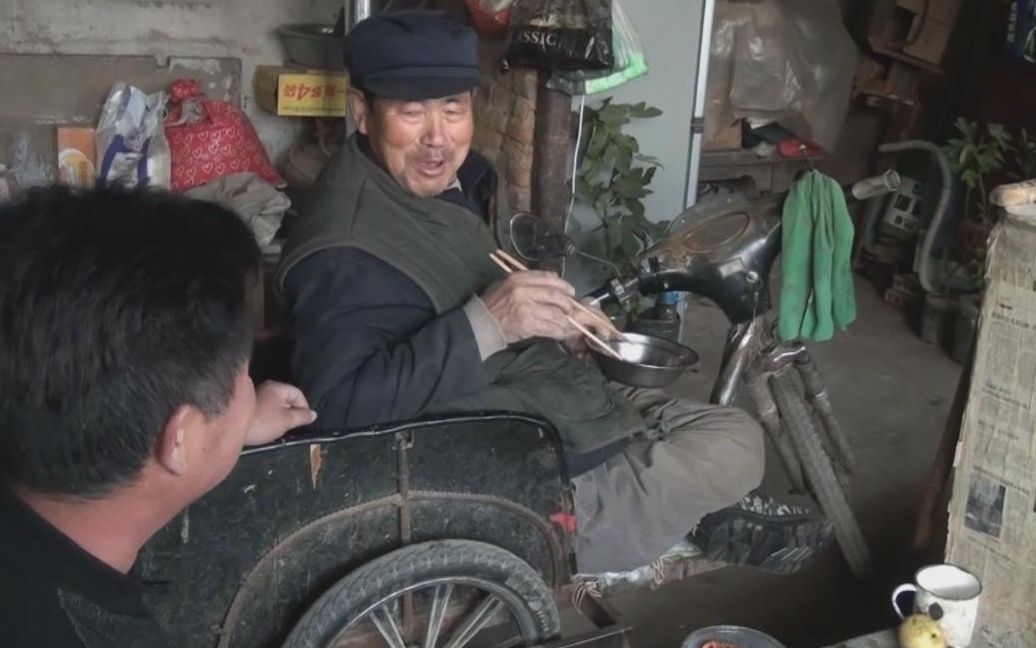 农村大锅哥帮坐在轮椅上的老人,做了什么,老人脸上露出了笑容