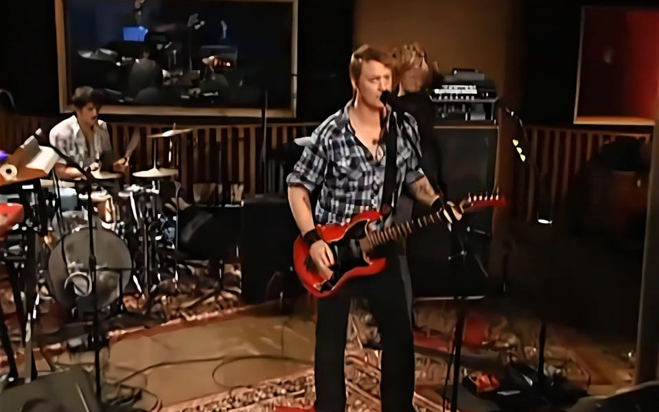 [图]Queens Of The Stone Age - Misfit Love (Live on The Henry Rollins Show)