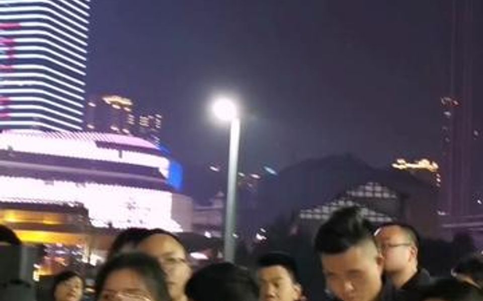 [图]想让雨滴问问你，今夜的你会在哪里？直播请关注艾特号