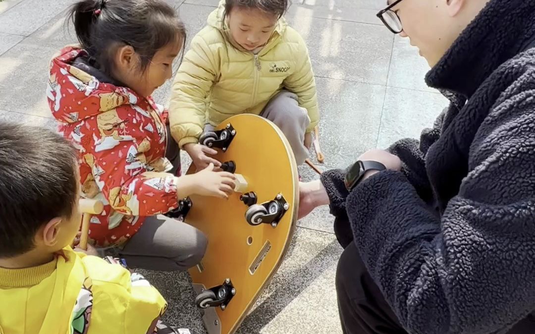 [图]户外游戏中的师幼互动1