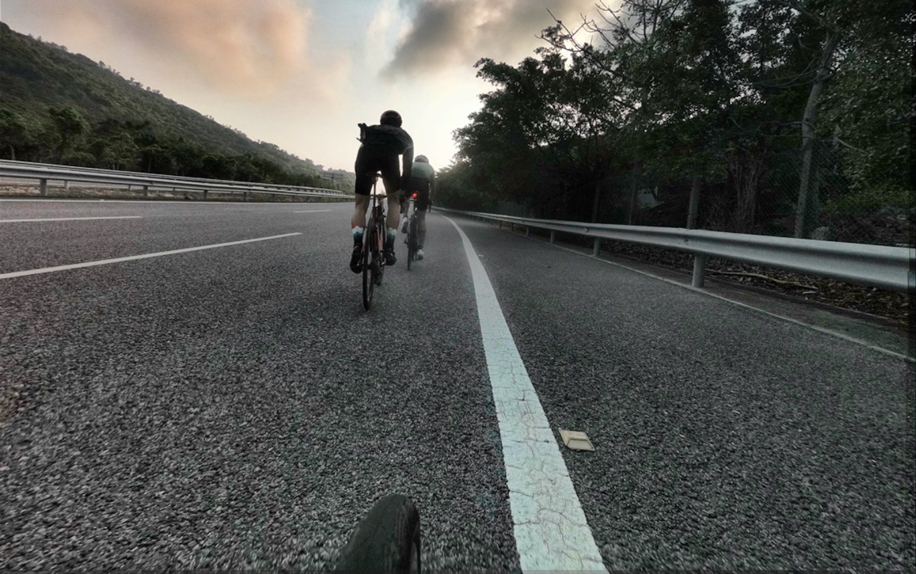 公路车骑行珠海平沙水库养老爬坡看风景