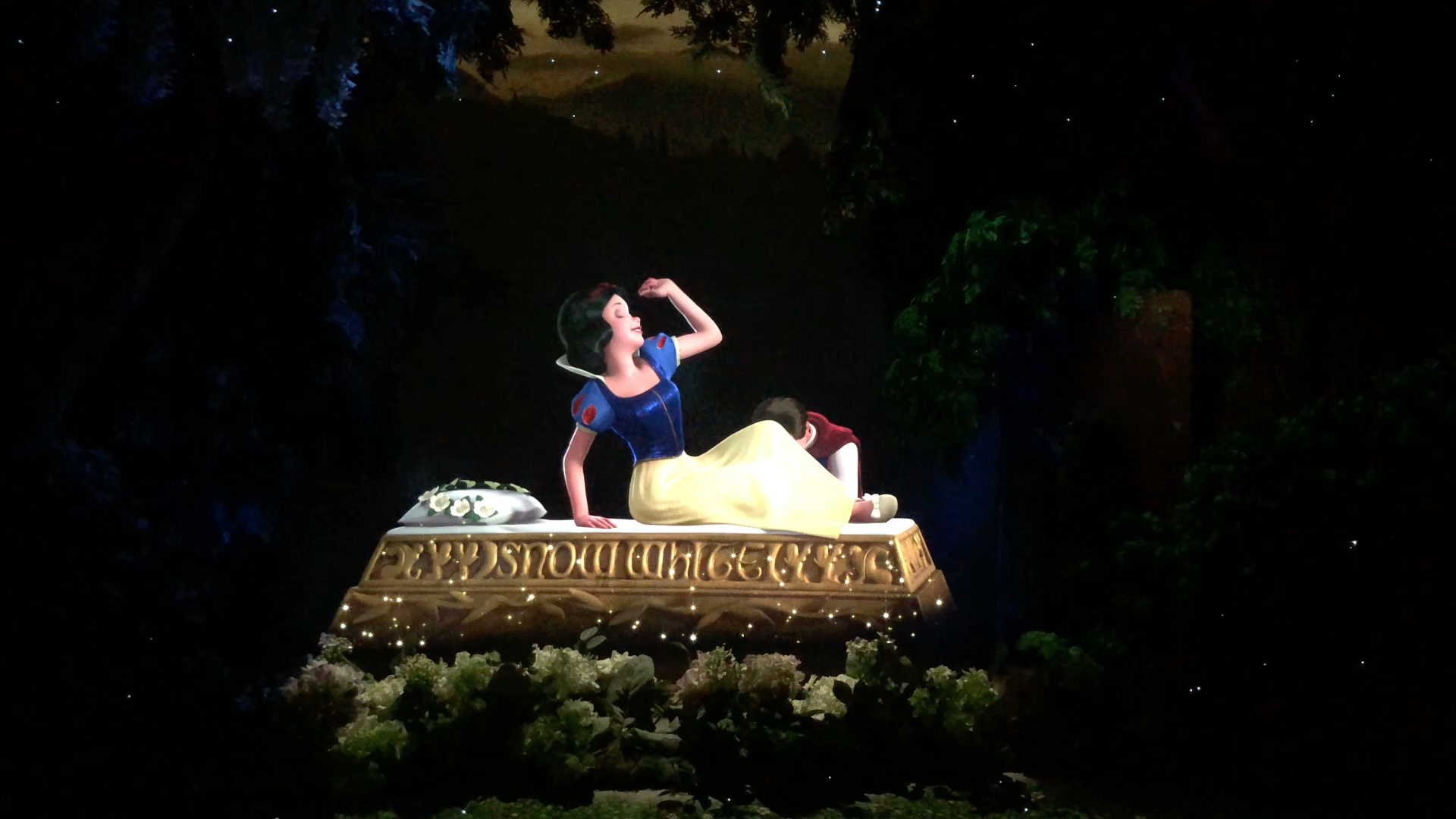 迪士尼 王子亲吻白雪公主复活