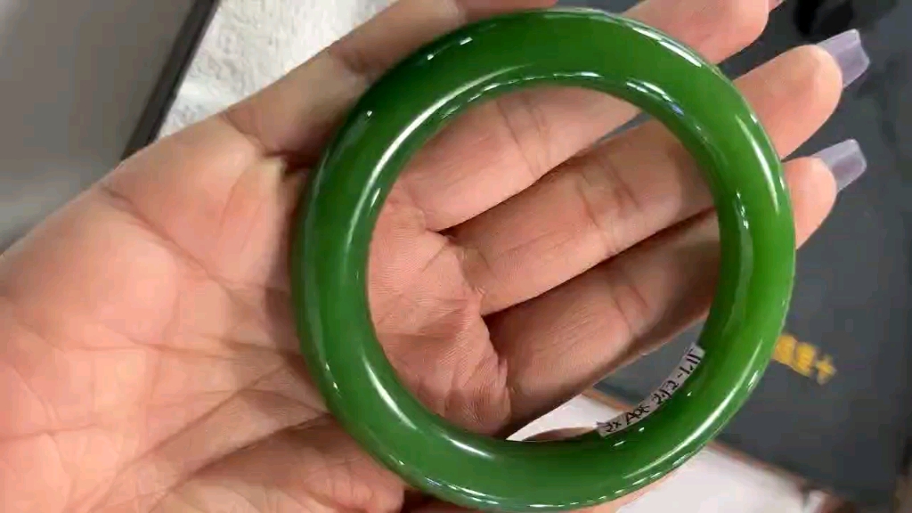 收藏款和田玉碧玉手镯57口径,俄碧老料,7号矿料子,颜色纯正阳绿色