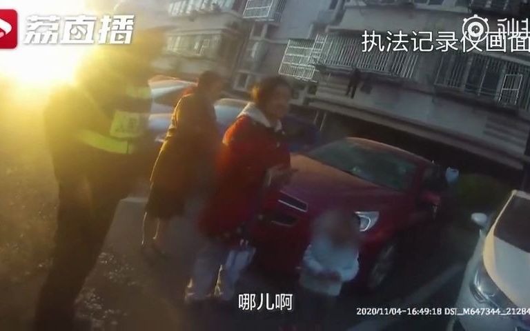 孩子砸坏别人车玻璃妈妈报警赔偿:孩子做错事,我陪他一起承担哔哩哔哩bilibili