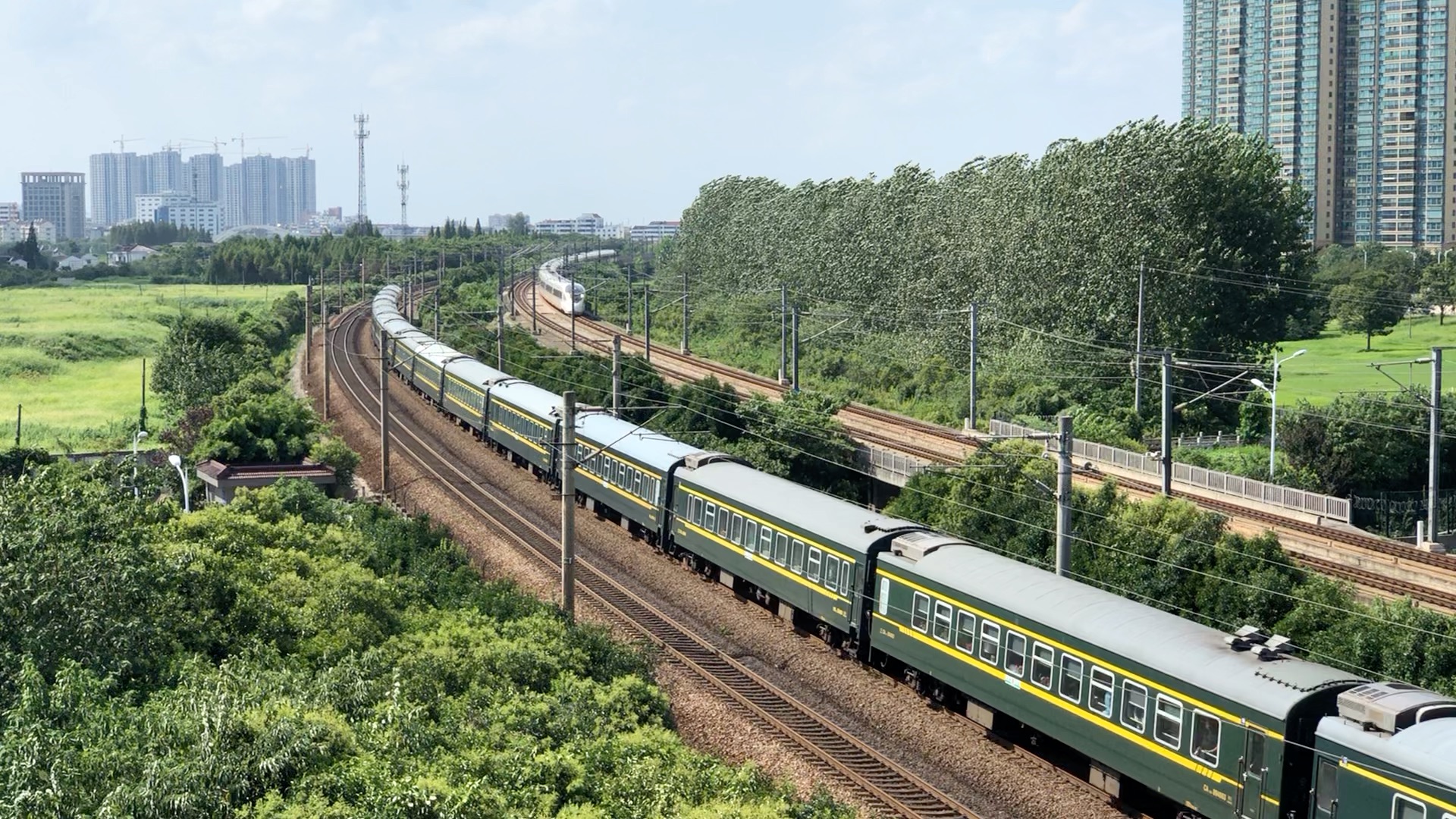 京沪线沪宁城际铁路普速列车与复兴号并行