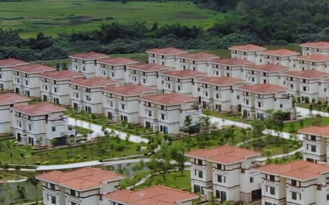 北大企业家陈生谈建别墅送村民,回乡看到老同学挑粪桶深受感慨