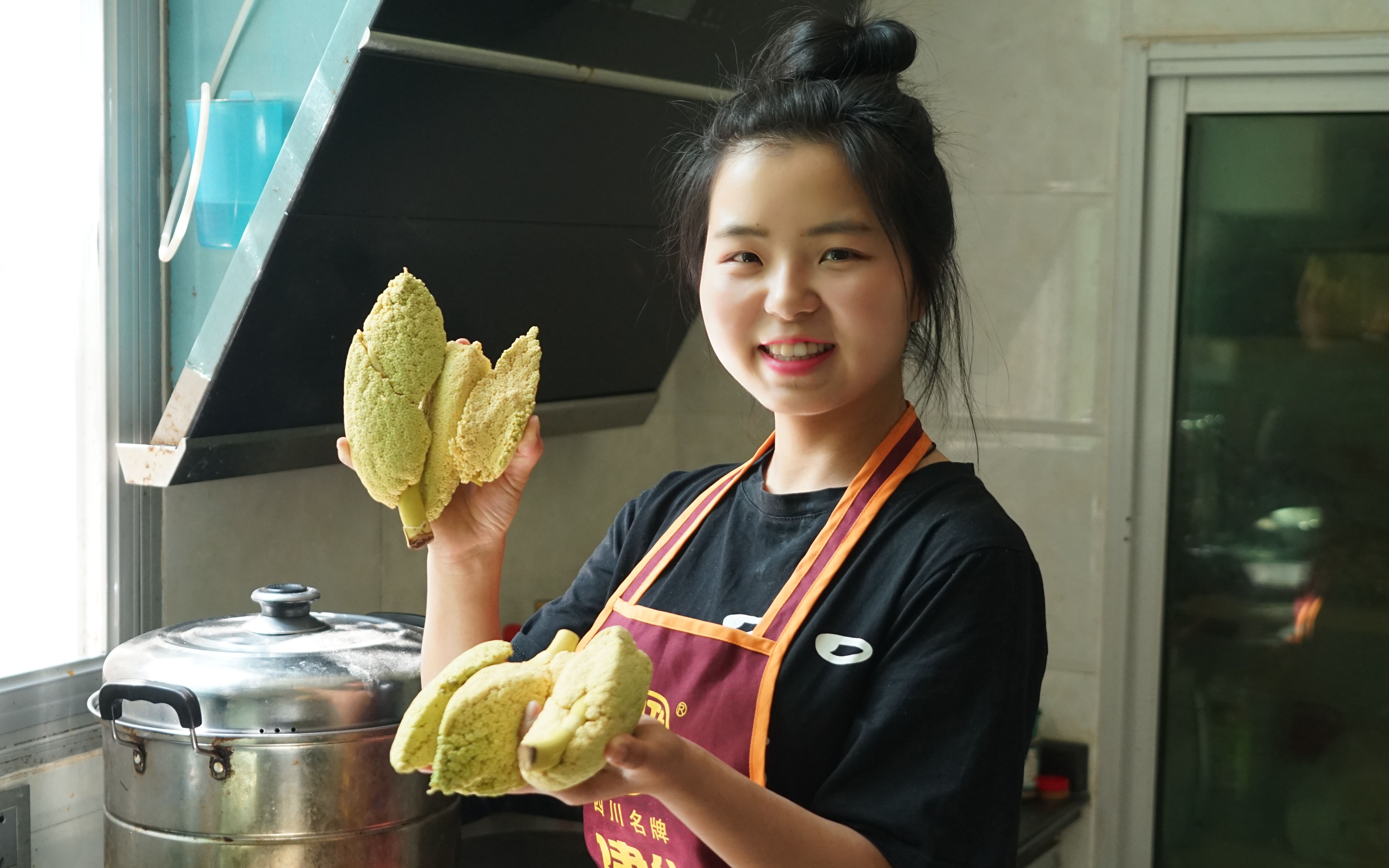 用棕树花炒腊肉 农村八妹真是啥都敢吃