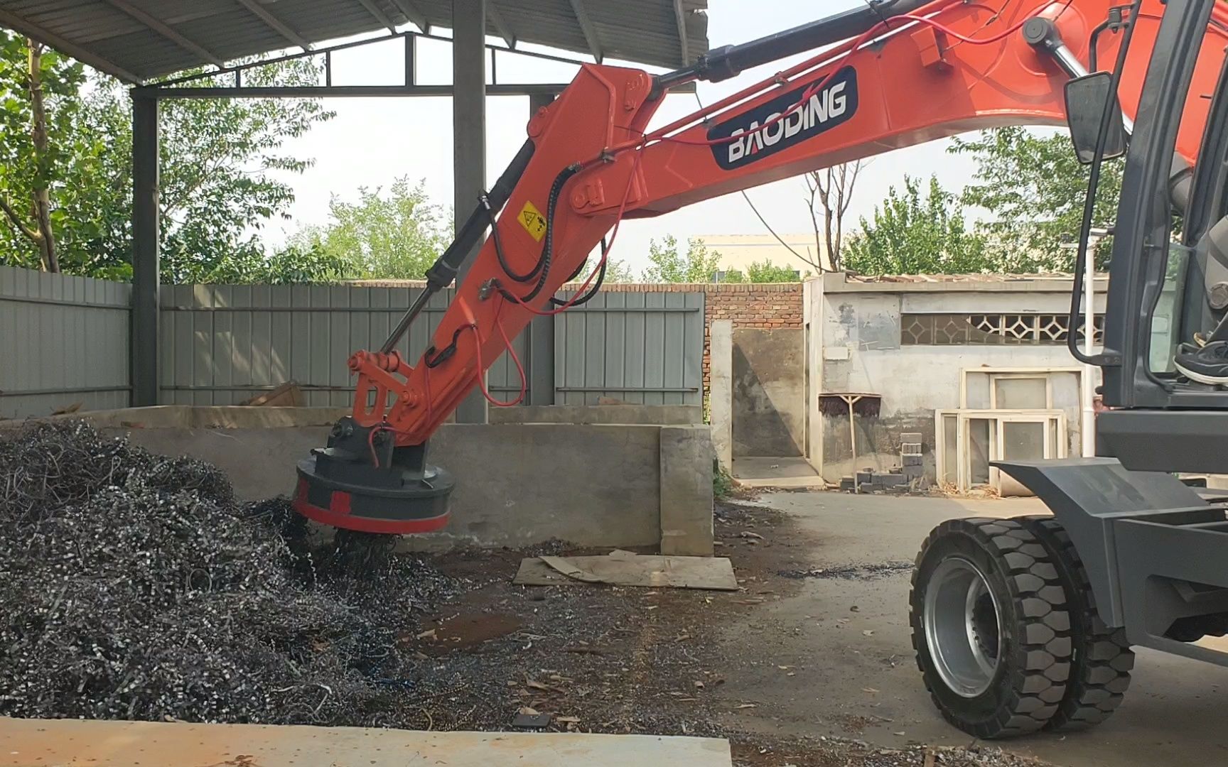 宝鼎150轮式挖掘机加装电吸盘废钢废铁装卸车用可抓可吸方便的很