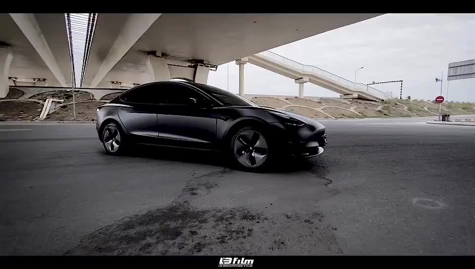 特斯拉model3-lb改色膜黑武士,给人一种"生人勿近"的既视感_哔哩哔哩