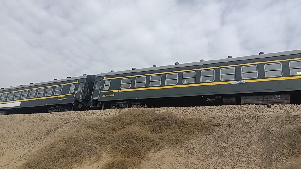 【红会线】df8b—0198牵引客车7515靖远站接近!