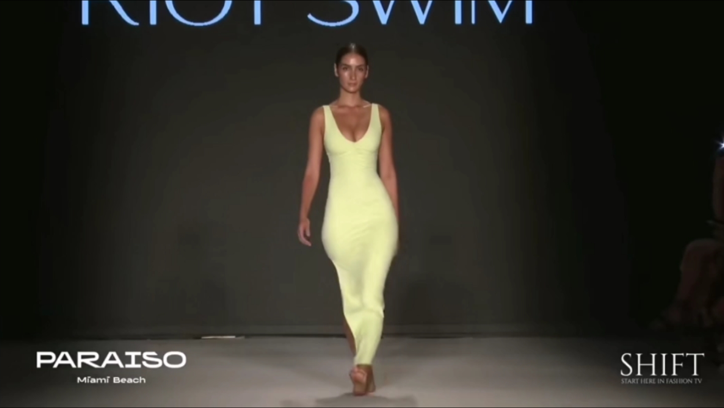 2022迈阿密游泳周泳装秀,职业需求请勿戴有色眼镜