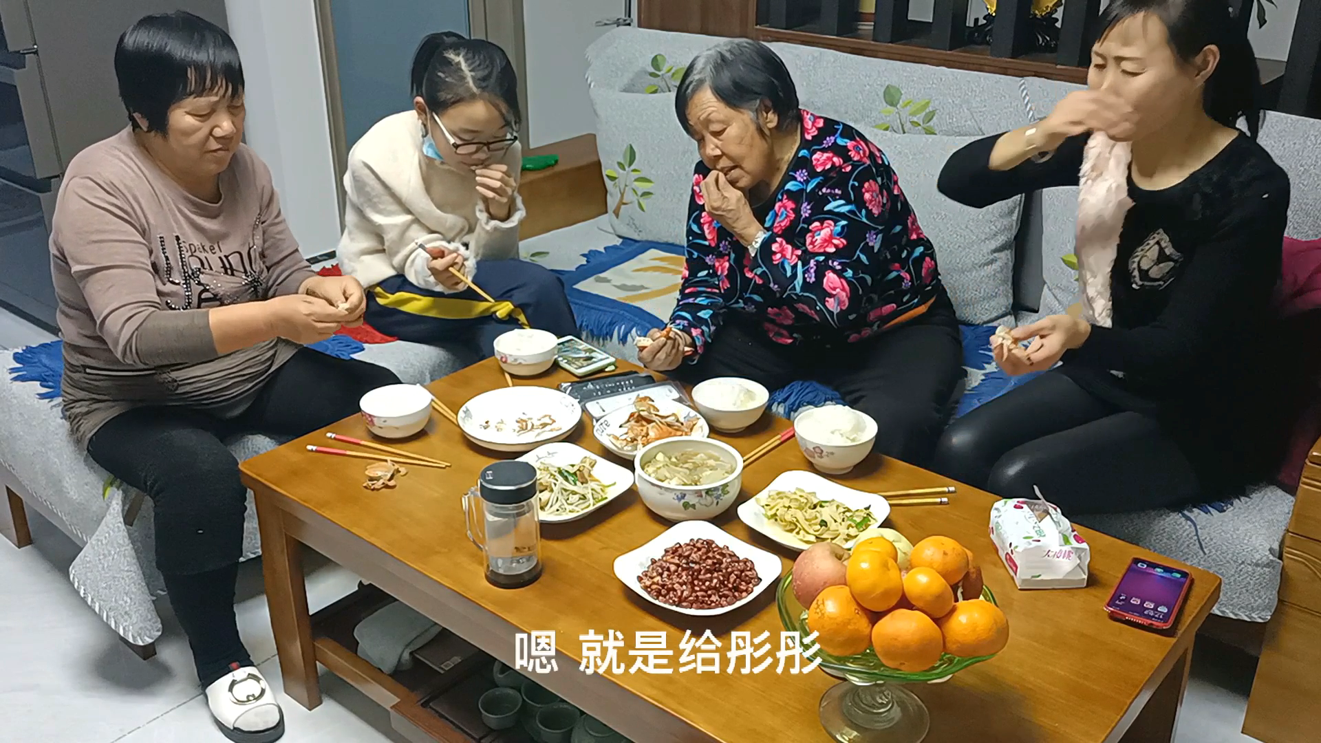 没时间在家陪父母,农村老太太多来家里吃饭,看他们聊的多开心_哔哩