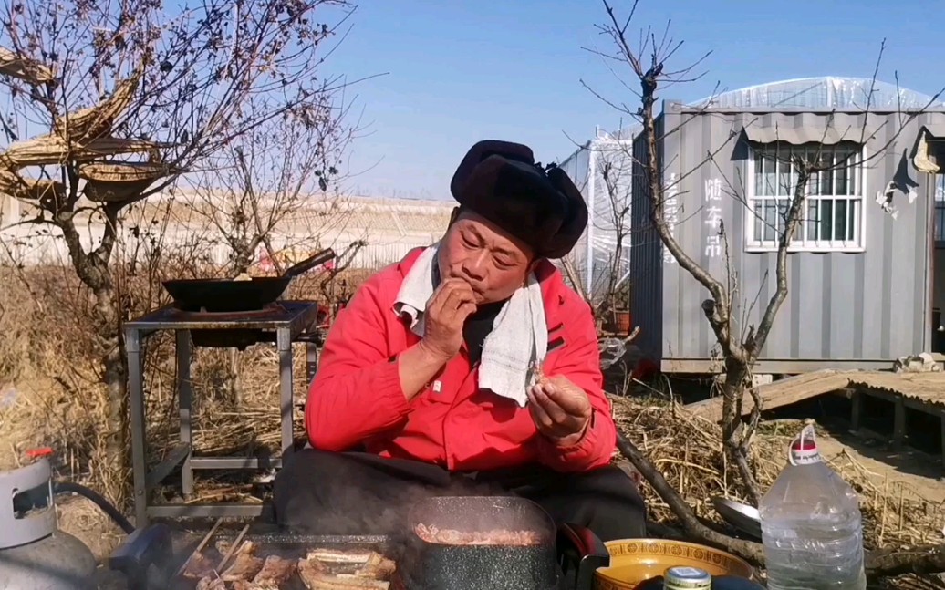 冬至亦近,山东日照透酥哥煎五花肉煮海虾,有吃有喝幸福生活!