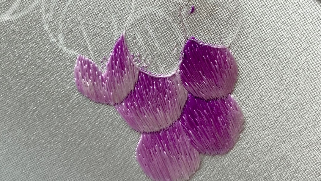 紫玉般的葡萄全是绣的