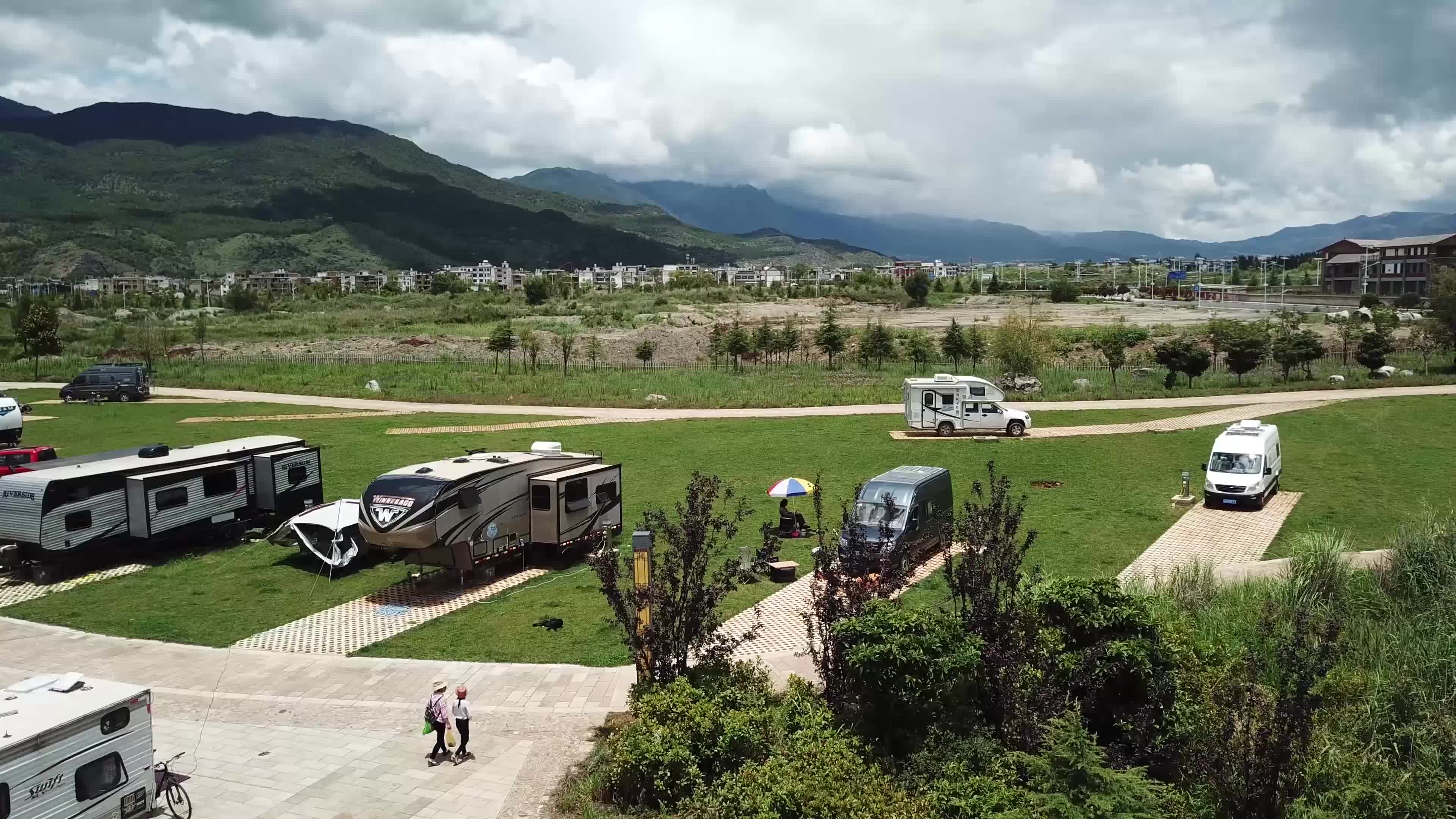 空中俯瞰丽江中济海房车营地