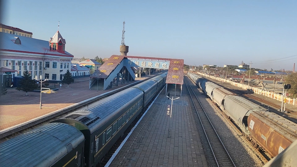 哈三df4d牵引晚点的k7054低速通过呼兰站