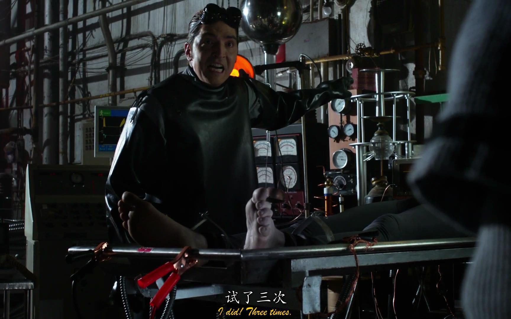 哥谭小丑德怀特电击复活杰罗姆失败尽割下小丑的脸企图替代杰罗姆的