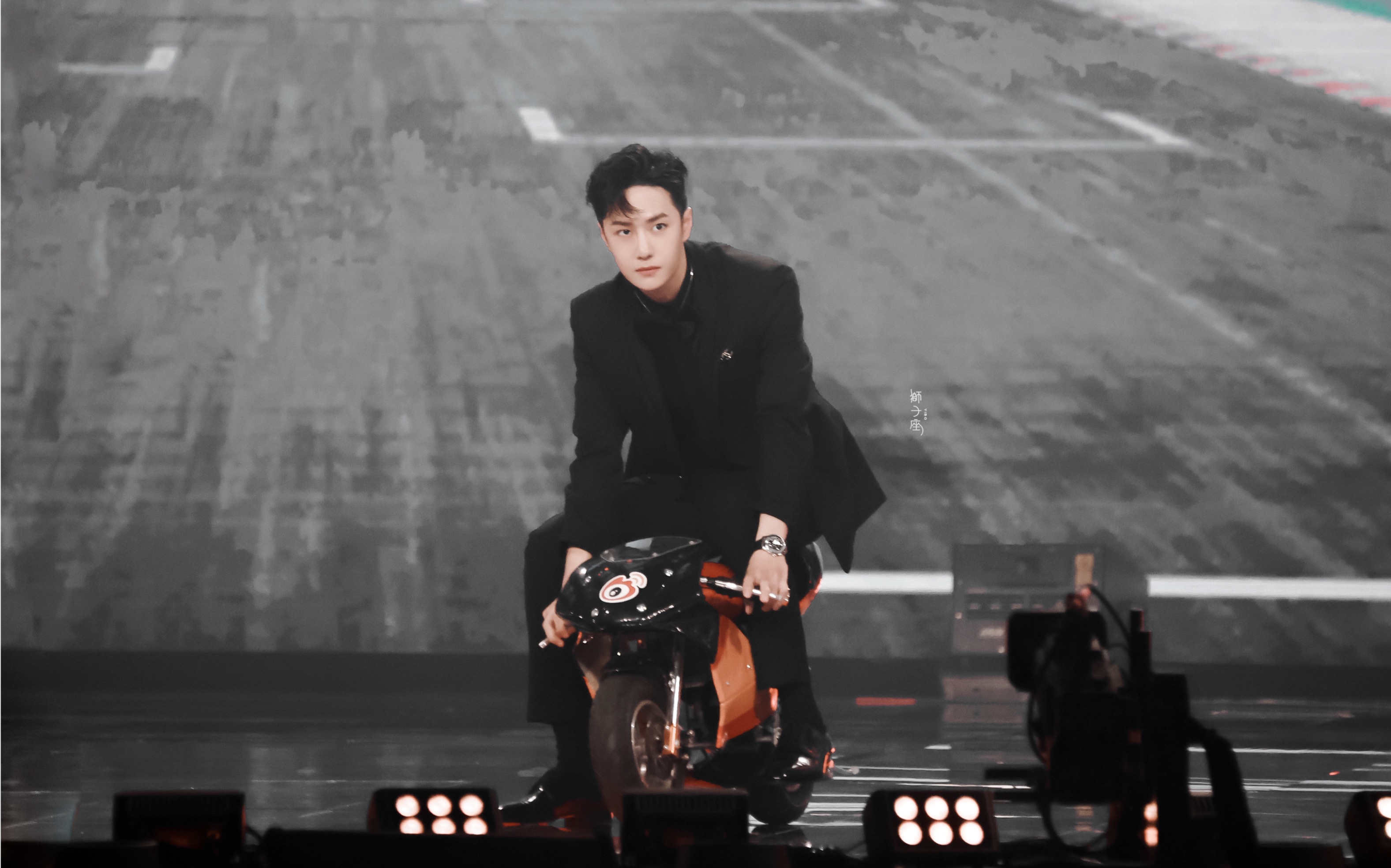 王一博 微博之夜骑摩托车