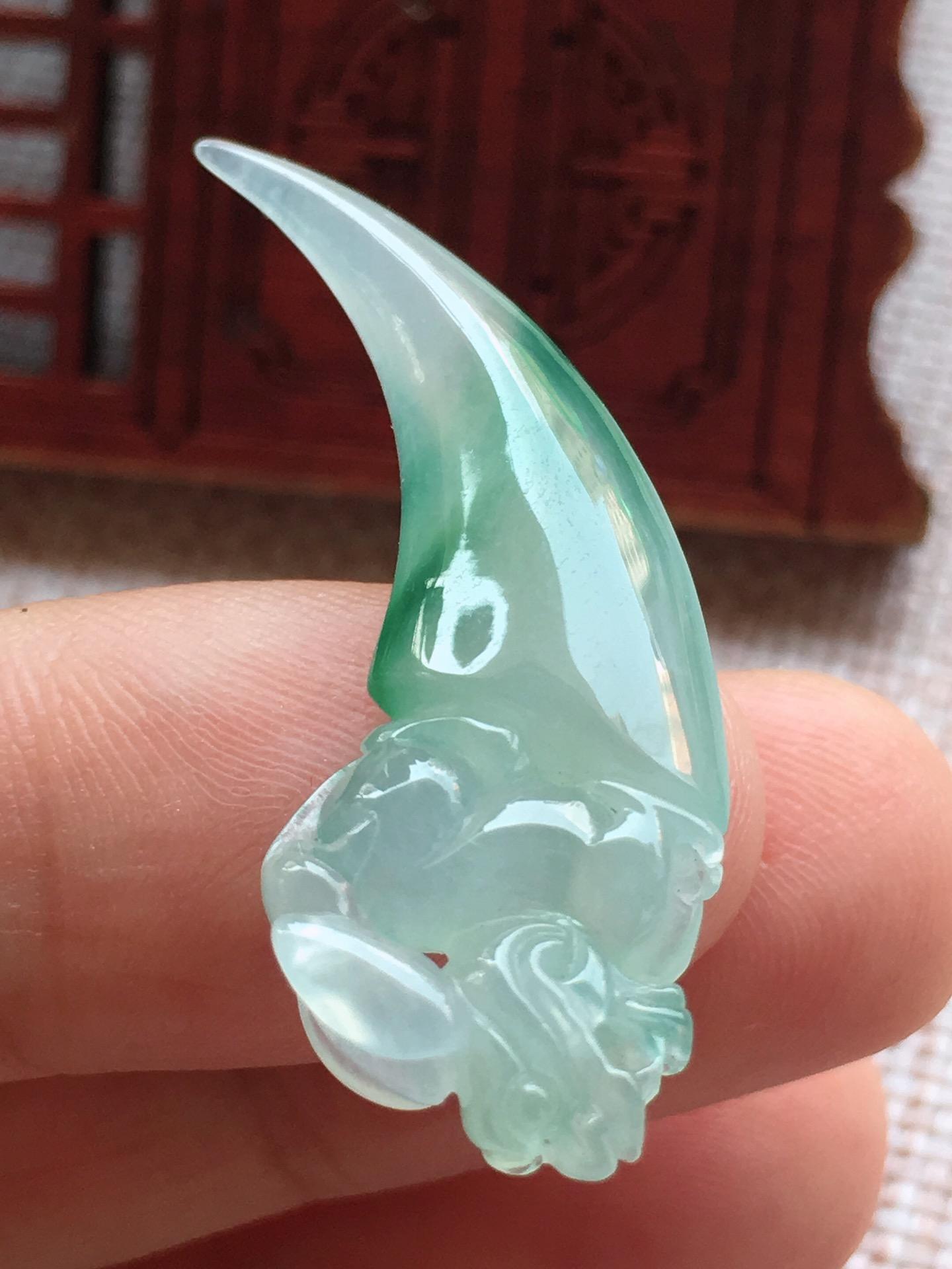 天然翡翠冰种飘花狼牙