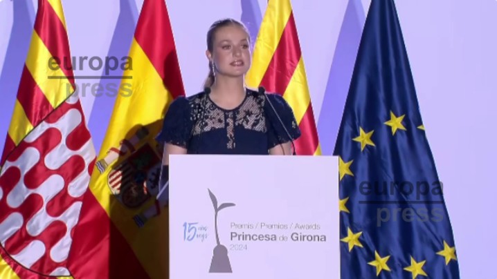 "莱昂诺尔公主在演讲中向她的父母致敬"