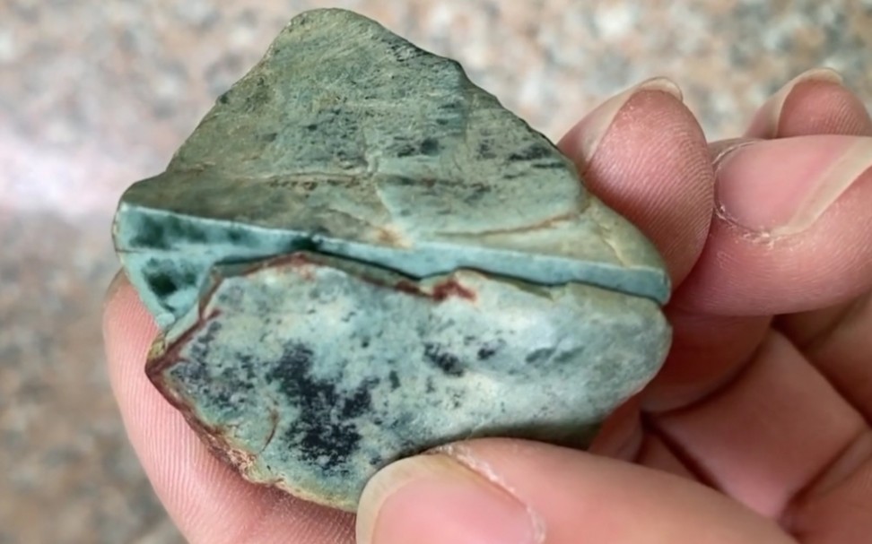 5300入的蓝水翡翠原石,一刀的成果就在这里了