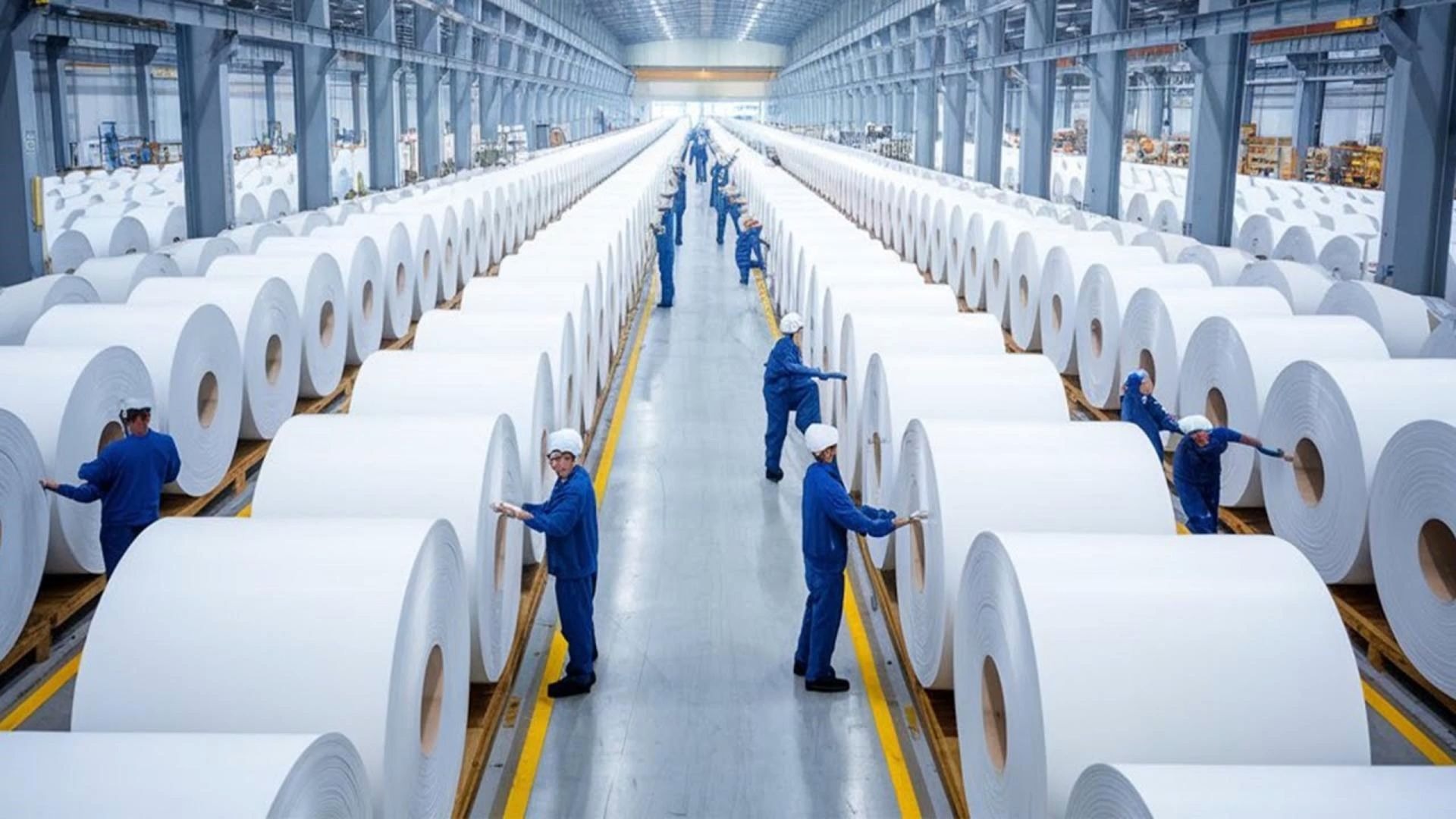 这家工厂每年生产超过 100 万吨纸张