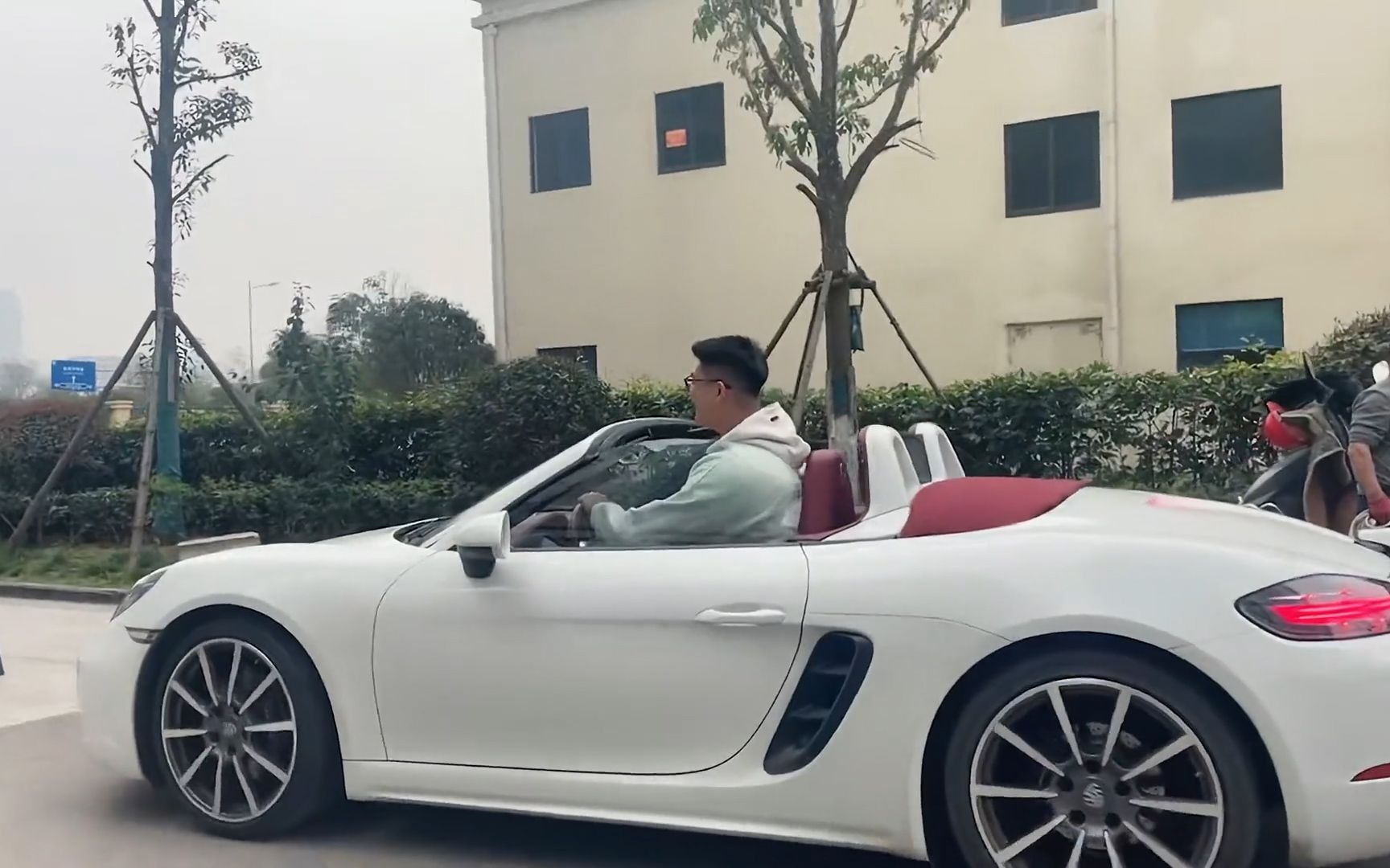 身高196的男子开敞篷车上街,莫名的喜感引路人爆笑:像开玩具车