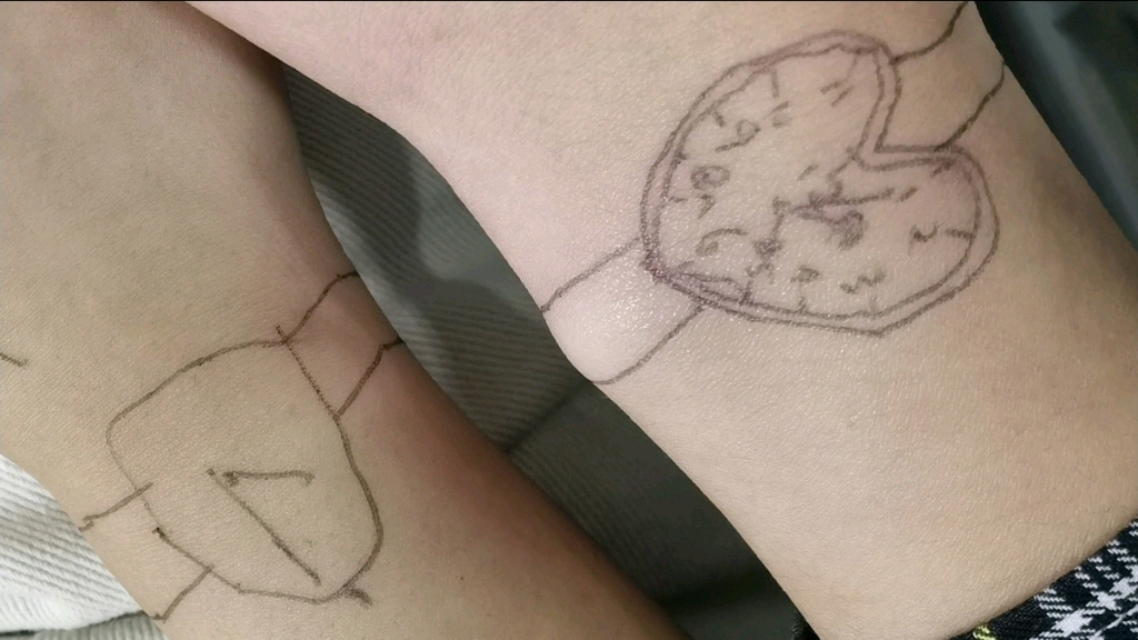 谁能拒绝上课的时候在手上画手表呢