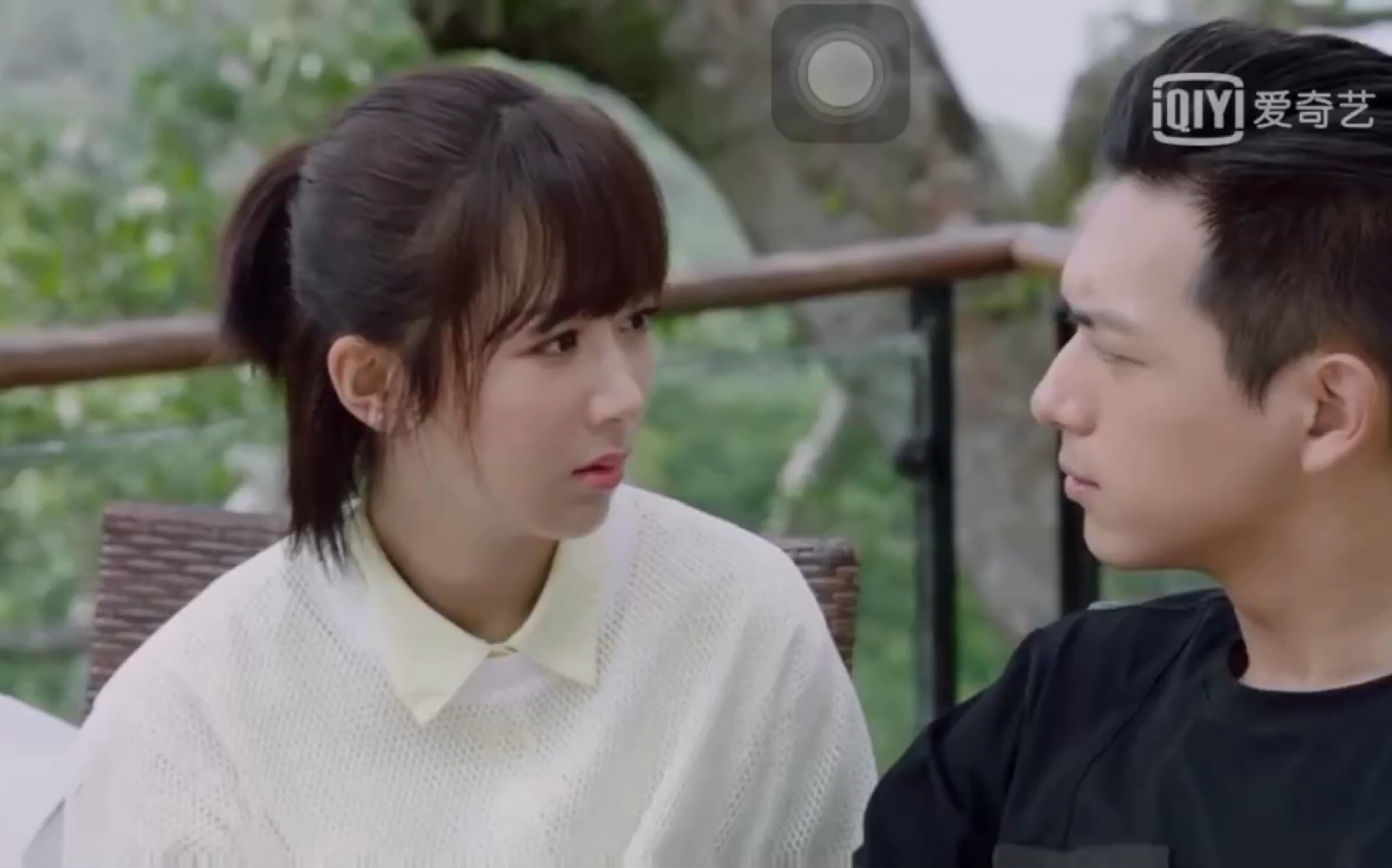 人老大正要亲了,这令山怎么能打搅他呢