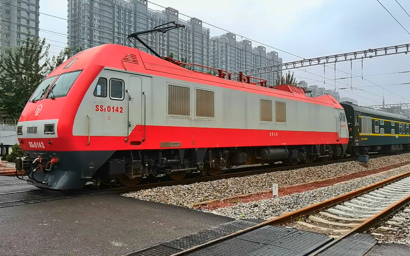 国际联运型25g担当京秦临客k5209次徐行通过水南庄k5210次进玉田县站