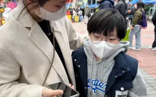 Скачать видео: 迎接3年多没回来内地的@莫默姐姐和弟弟～