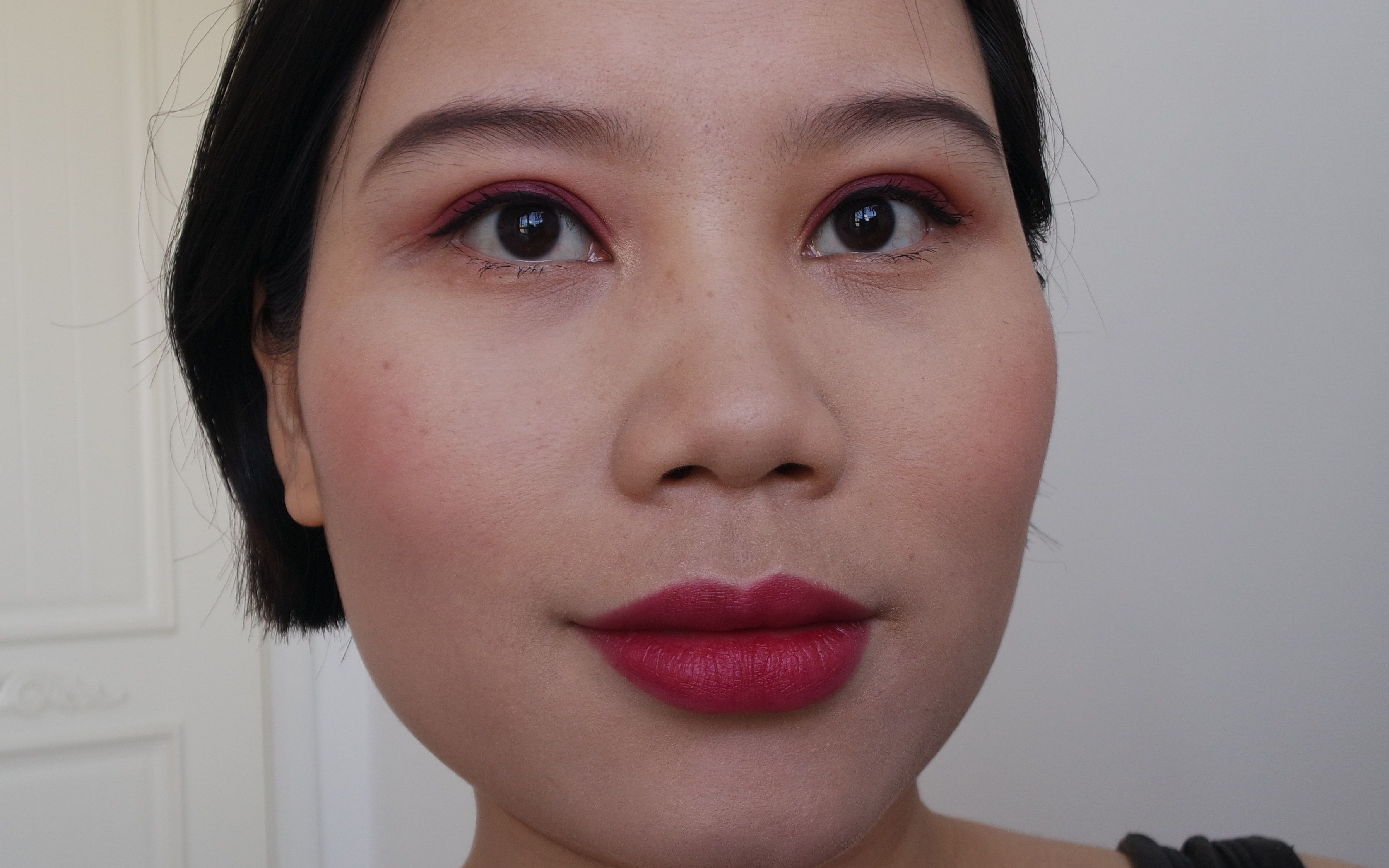 中性皮搭配明亮的,色泽偏冷的玫红色妆容很适合