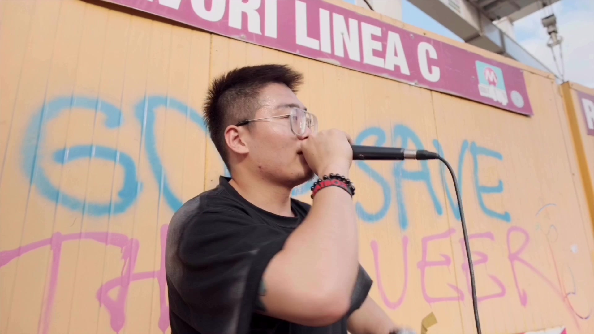 beatboxer张泽抢了欧洲吴彦祖adel的街头舞台引来一群气氛组老外