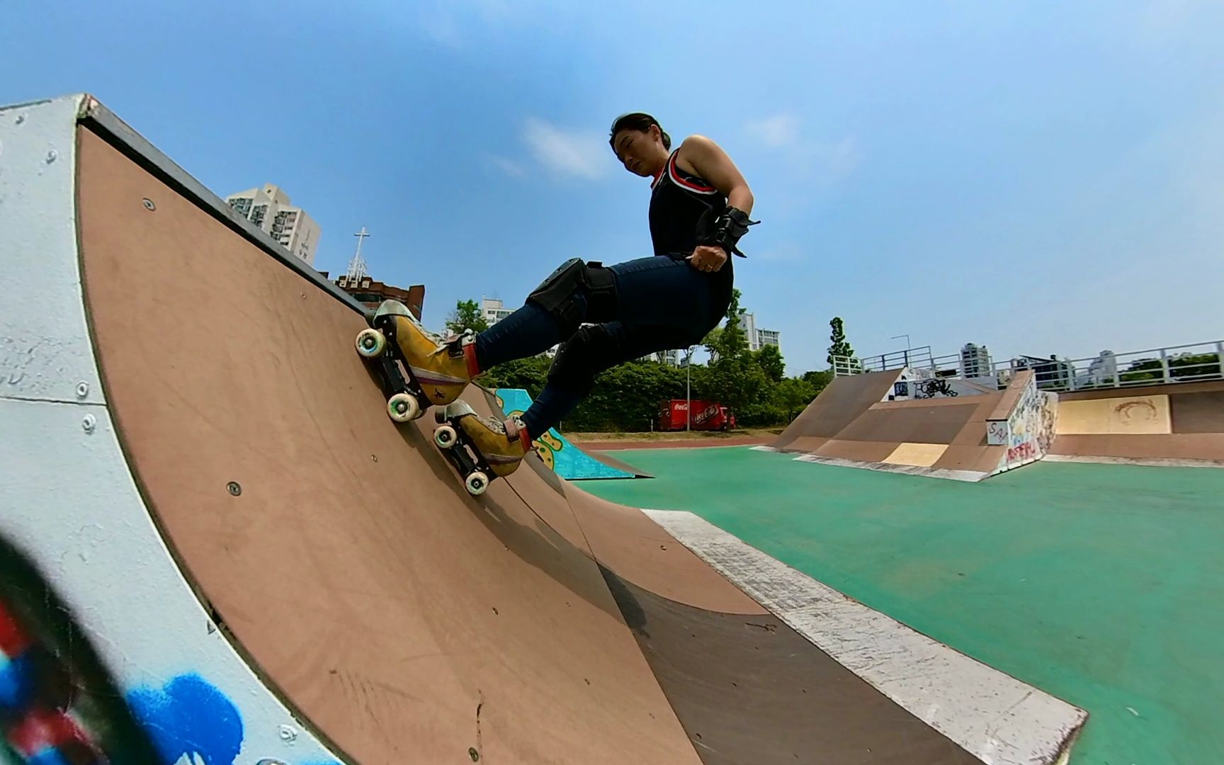 how to air to fakie on roller skates _ trick tutorial_2