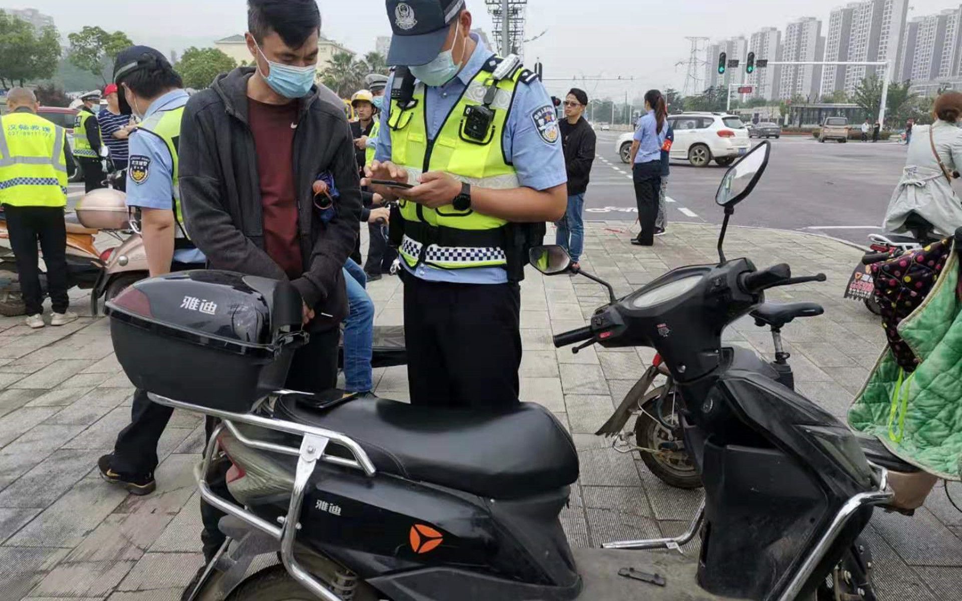 交警严查超标电动车,车主:为啥不直接查厂家呢?