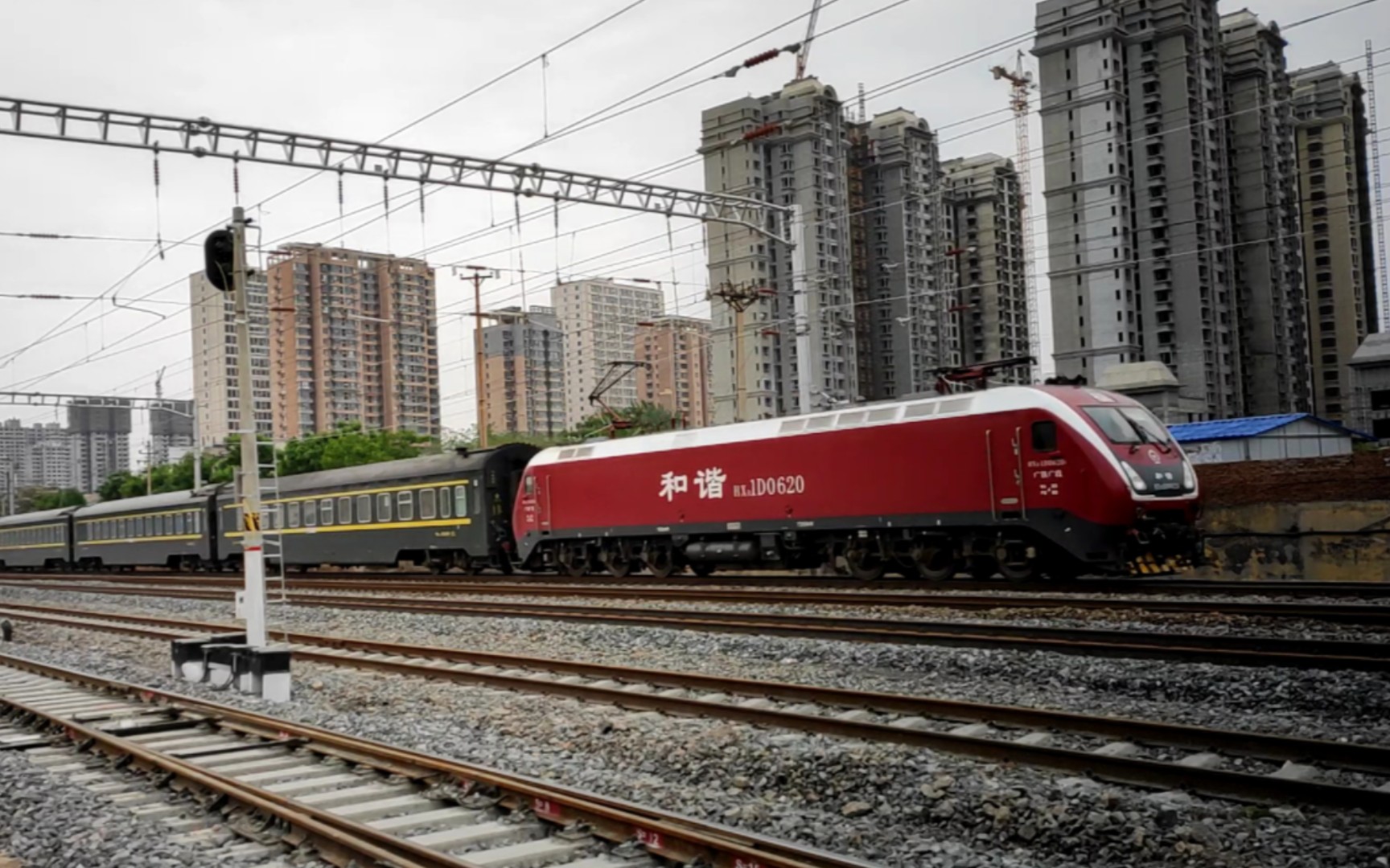 广铁广段hxd1d0620牵引双软卧双高软双行李的z35北京西广州通过邢台站